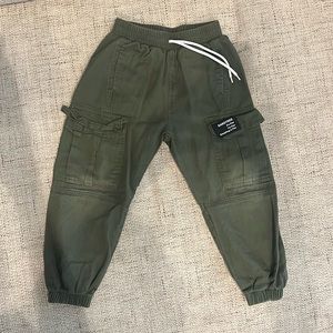Green cargo kids pants fits bigger 3t or 4t